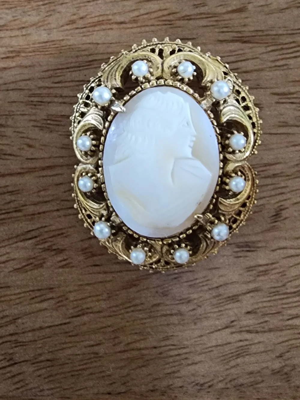 Vintage Italian Victorian Carved Shell cameo brooch/pendant by Florenza